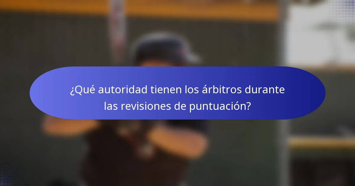 ¿Qué autoridad tienen los árbitros durante las revisiones de puntuación?